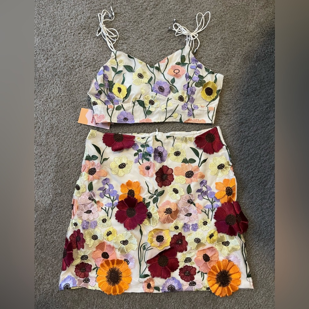 TAYLOR SWIFT inspired!! NWT Floral appliqué  two piece crop top and skirt set.